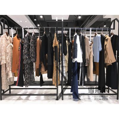 昆诗兰套装货源全解析 折扣店女装批发的款式与组货策略