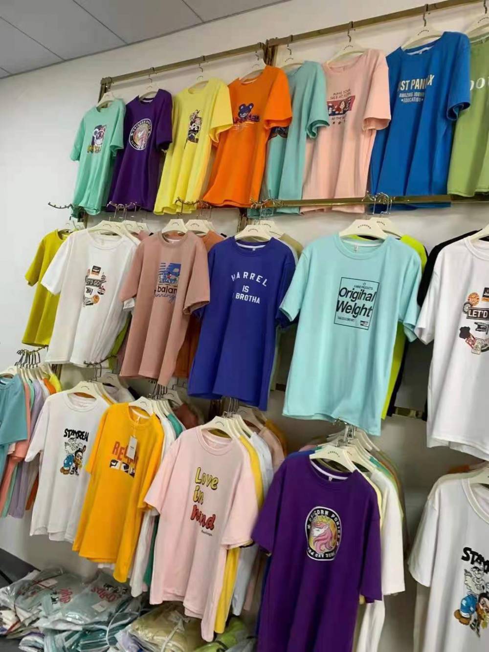 库存服装批发生意经 从小户型到万件出货的全链路玩法